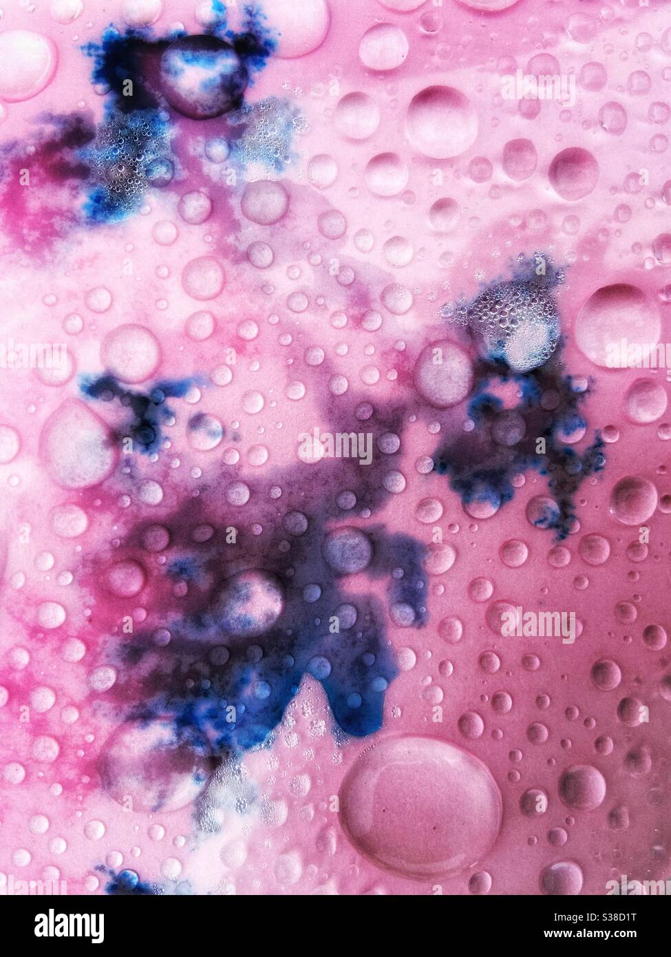Gouttelettes d'eau sur fond abstrait de couleur - Image de stock capturée avec un smartphone
