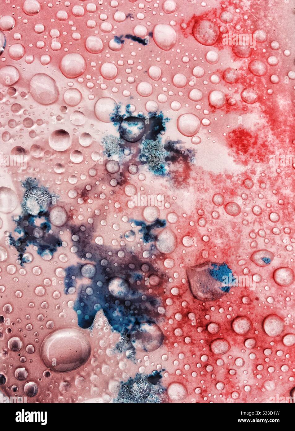 Gouttelettes d'eau sur fond abstrait de couleur - Image de stock capturée avec un smartphone