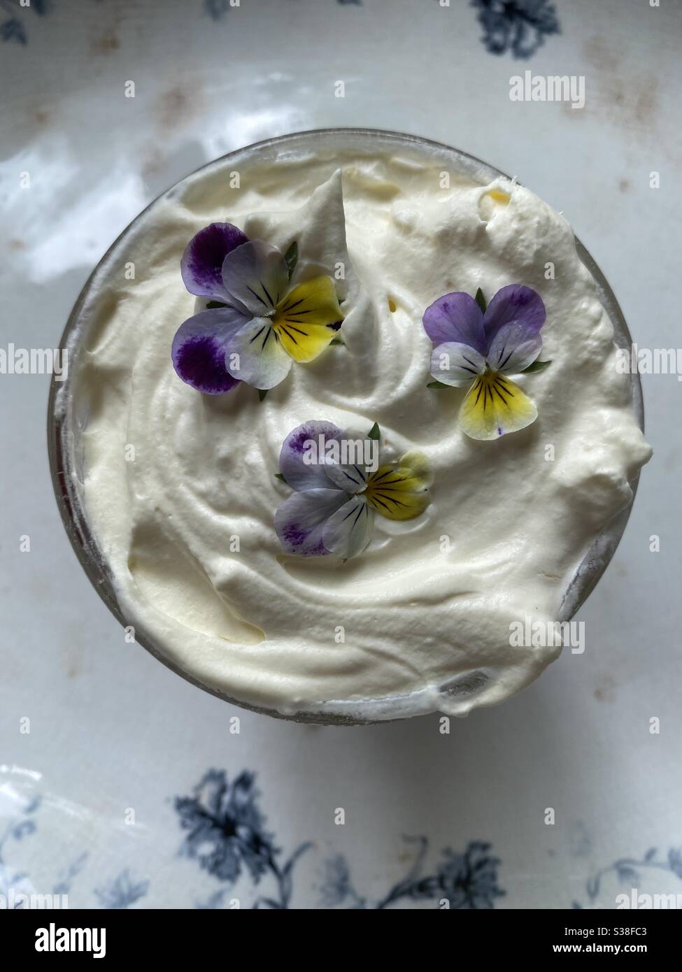 Trifle de sherry anglais avec fleurs comestibles Banque D'Images