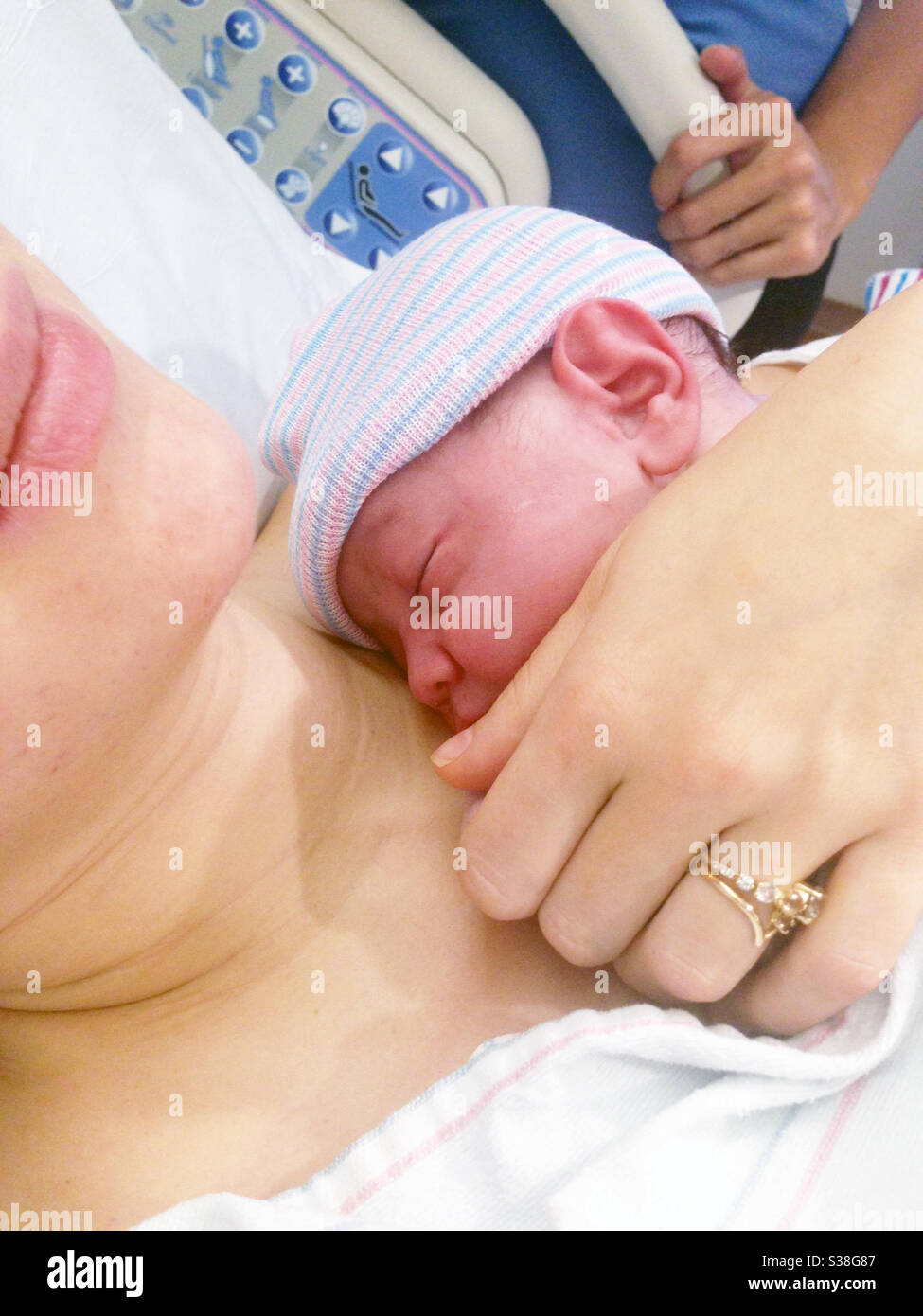 Jeune mère avec un nouveau-né dans le lit d'hôpital. Banque D'Images
