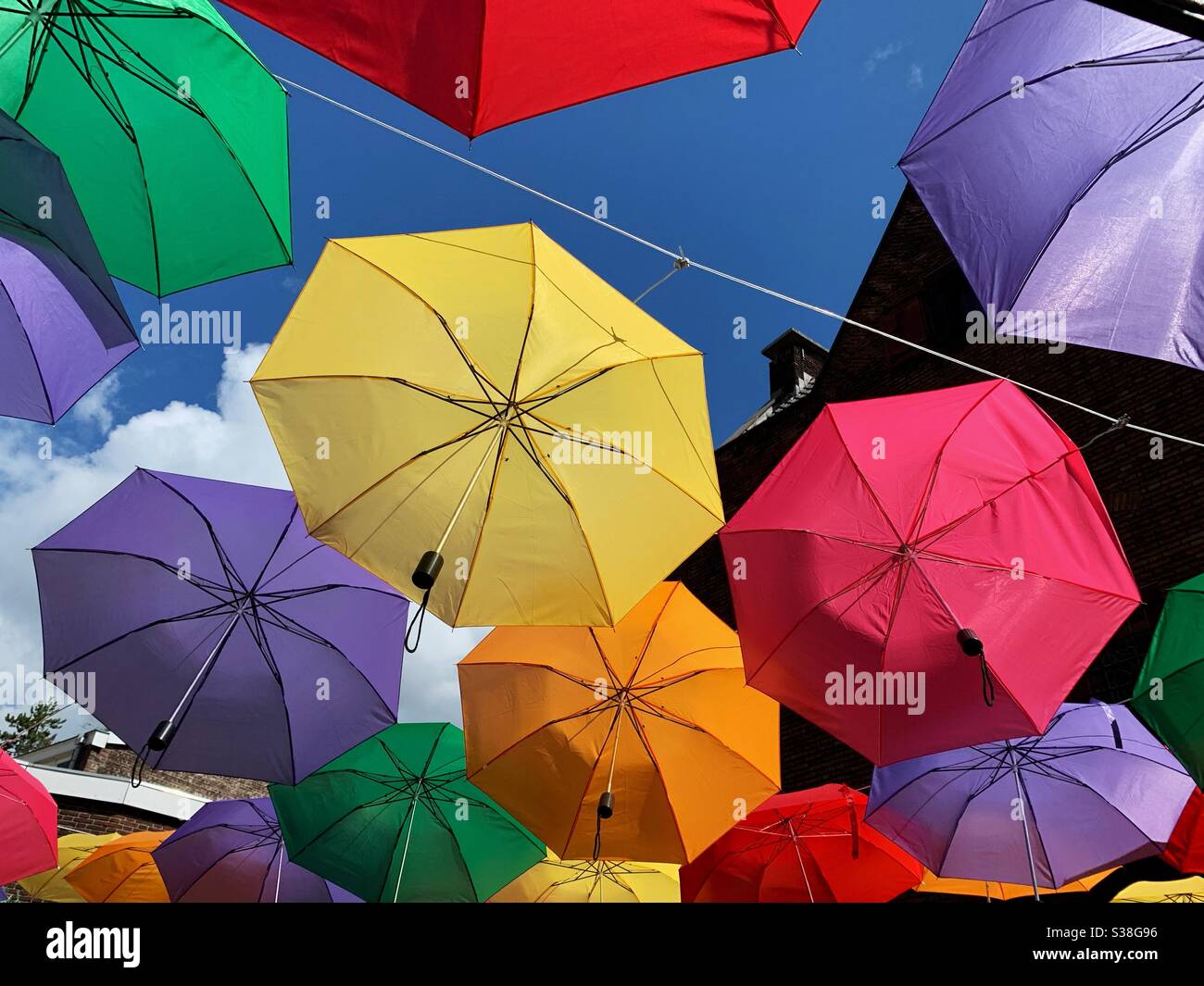 Un groupe de parasols suspendus servent à fournir de l'ombre Banque D'Images
