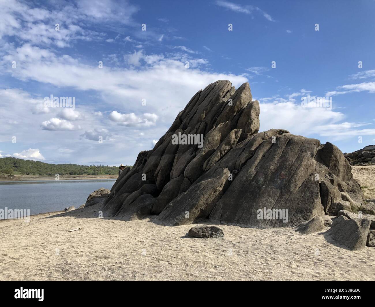 Immense formation de rochers sur le lac ! Banque D'Images