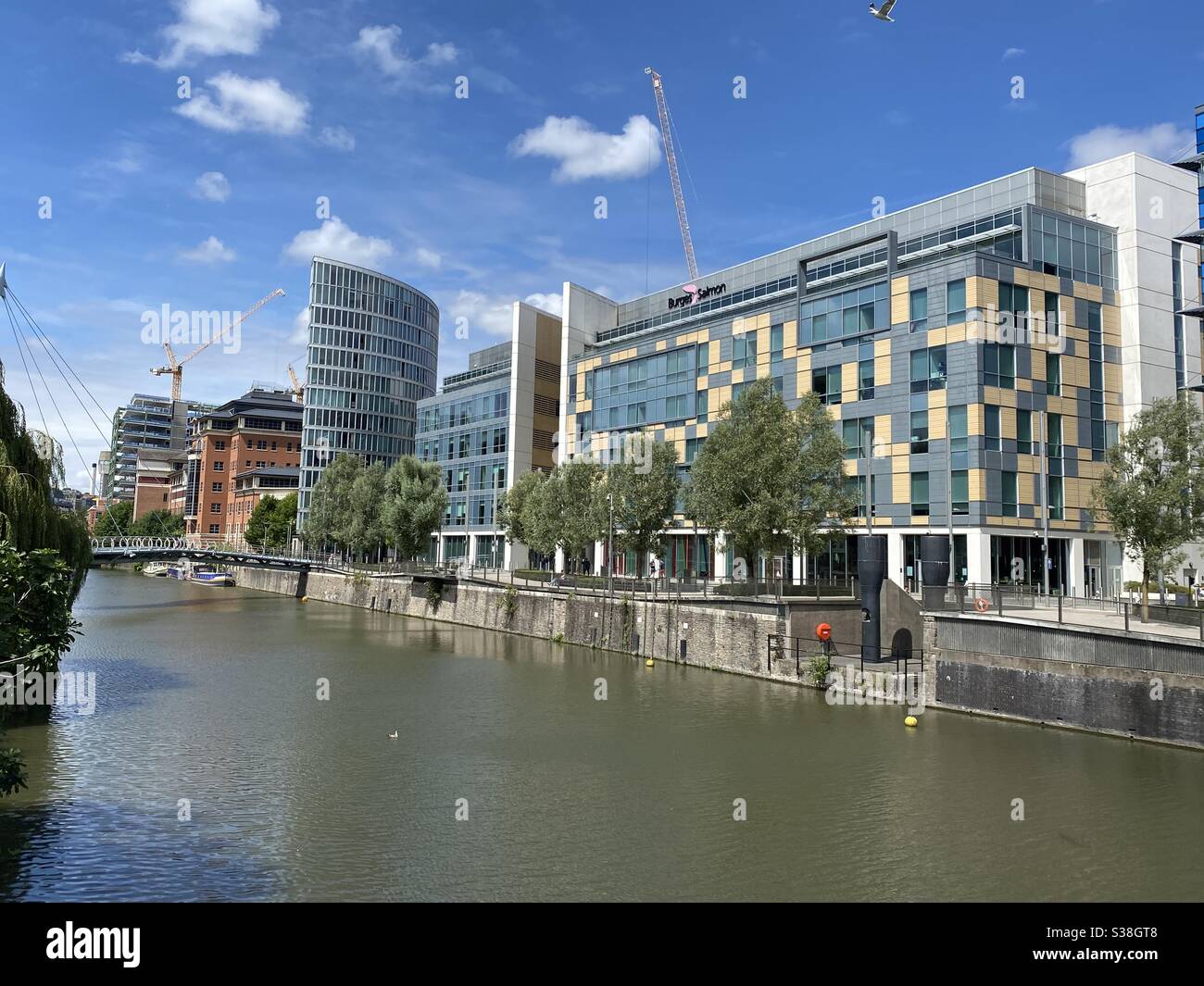 Août 2020 - les bâtiments Eye et Burgess Salmon à Bristol près de la rivière Avon - Image de stock capturée avec un smartphone