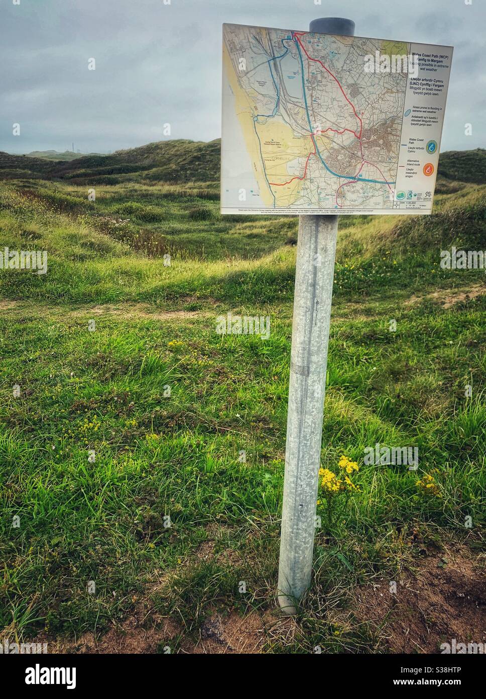 Panneau de carte de relevé de l'ordonnance du sentier côtier, réserve de dunes de Kenfig, pays de Galles du Sud Banque D'Images