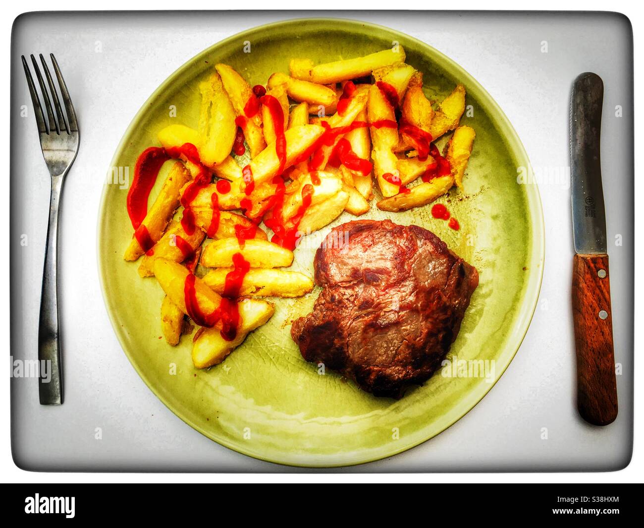 British Dry vieilli pendant 30 jours, steak et nouvelles chips de pommes de terre avec ketchup de tomate - Image de stock capturée avec un smartphone