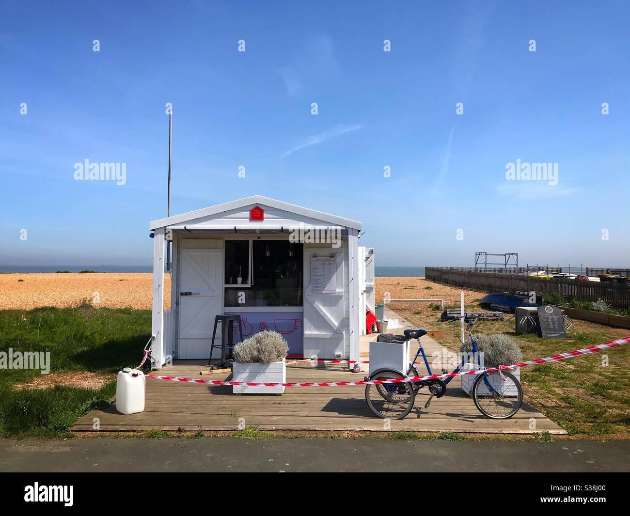 Hutte 55 café-restaurant le long de la promenade à Deal Beach pendant LockDown Kent UK Banque D'Images