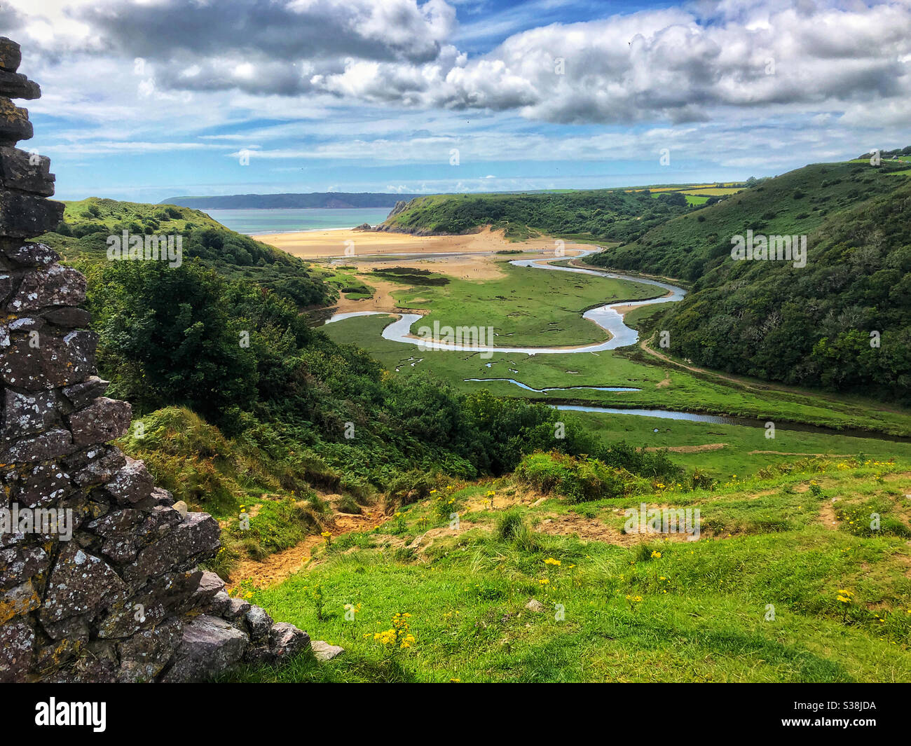 Vue sur trois falaises Bay depuis le château de Pennard, Gower, Swansea, pays de Galles, août. Banque D'Images