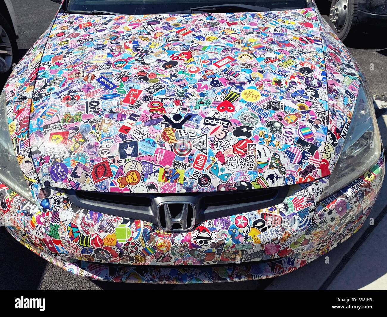 Une voiture complètement couverte d'autocollants Photo Stock - Alamy