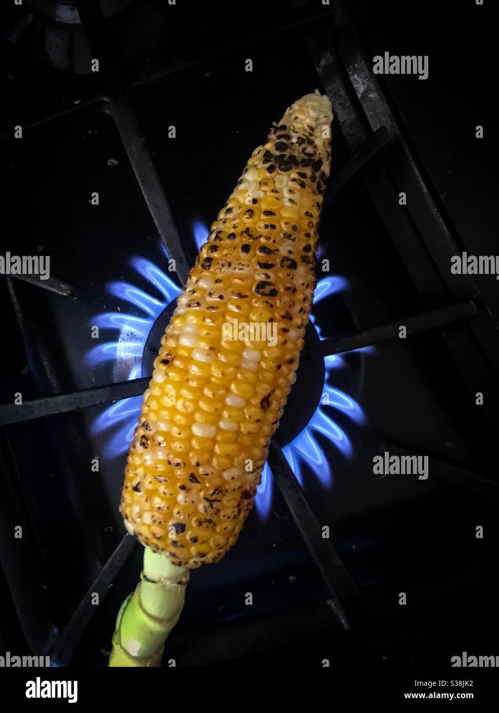 Torréfaction de maïs frais sur flamme de gaz. Concepts : fraîcheur, intégrité, nourriture, bricolage, basse technologie, traditionnel, agrafe. Nourriture. Agrafes. De base. Maïs. - Image de stock capturée avec un smartphone