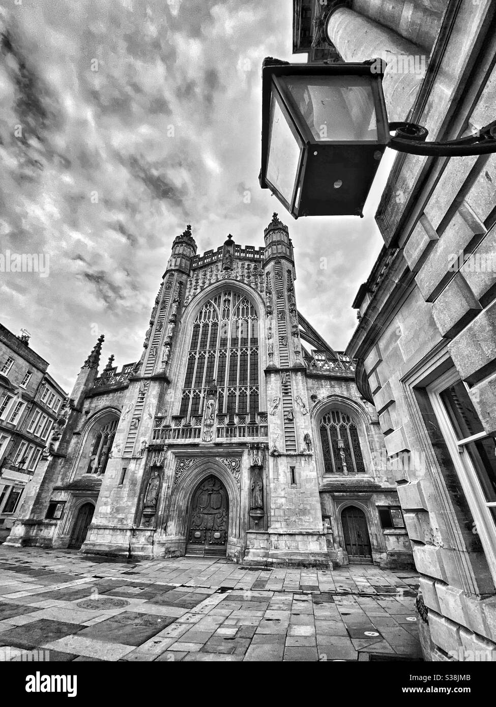 Une vue panoramique de la célèbre abbaye de Bath, à côté des célèbres thermes romains de cette ville touristique populaire. Crédit photo - ©️ COLIN HOSKINS. - Image de stock capturée avec un smartphone