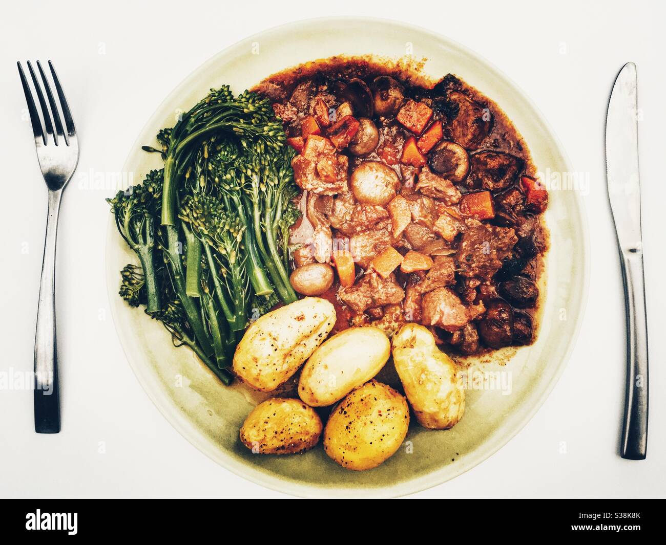 Waitrose & Partners bœuf bourguignon avec de nouvelles pommes de terre et du brocoli Banque D'Images