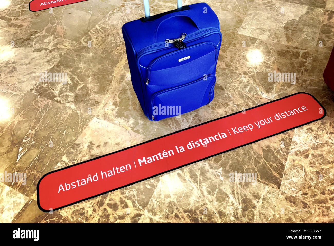 Conservez vos bagages à main et les panneaux de distance en trois langues À l'aéroport sud de Tenerife îles Canaries - Image de stock capturée avec un smartphone
