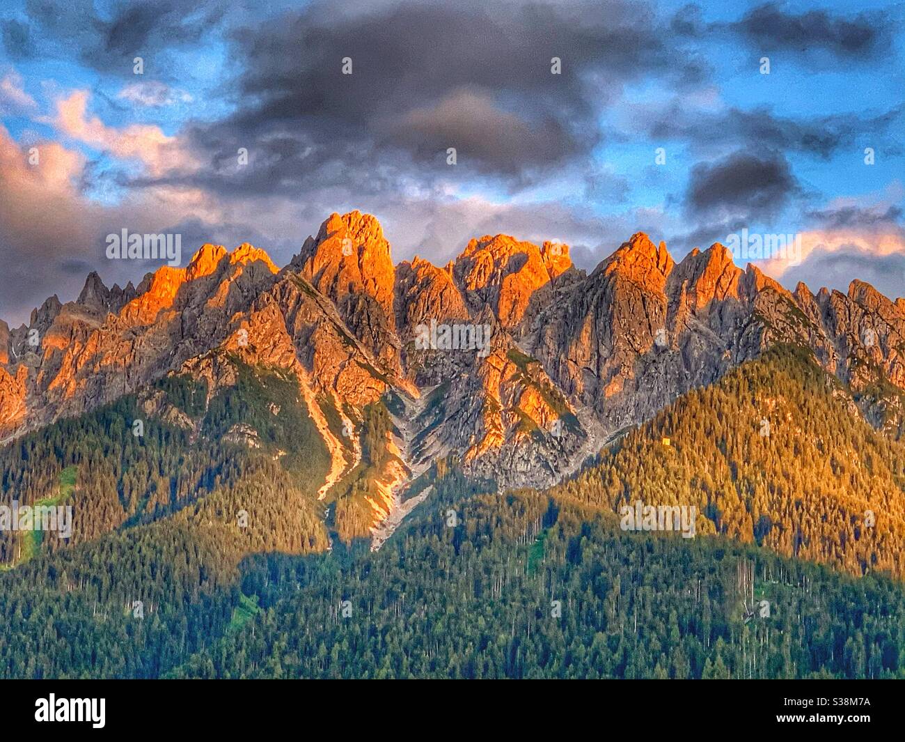 Coucher de soleil sur le mont Baranci après la pluie. - Image de stock capturée avec un smartphone