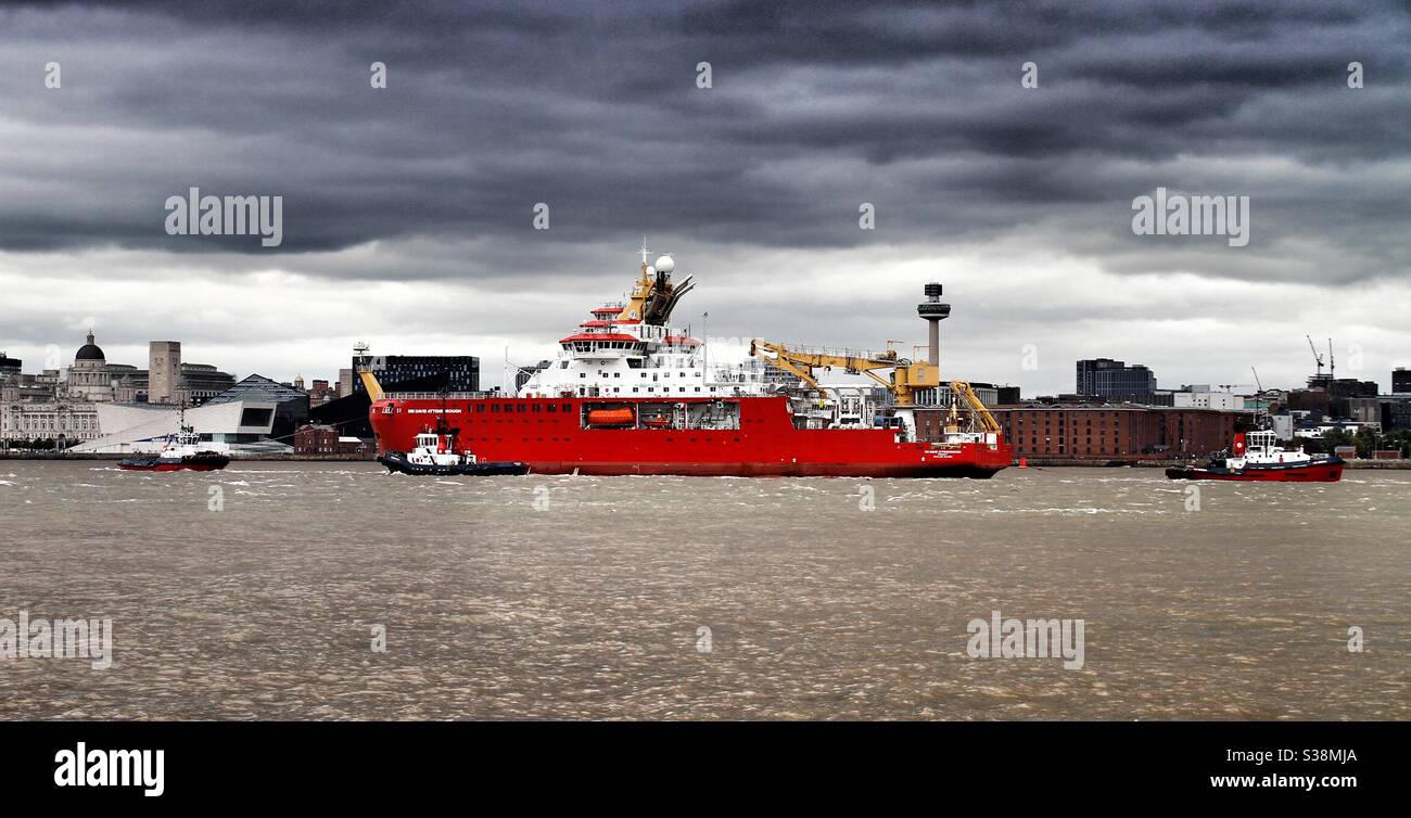 Le premier navire de Sir David Attenborough traverse la rivière Mersey heure - Image de stock capturée avec un smartphone