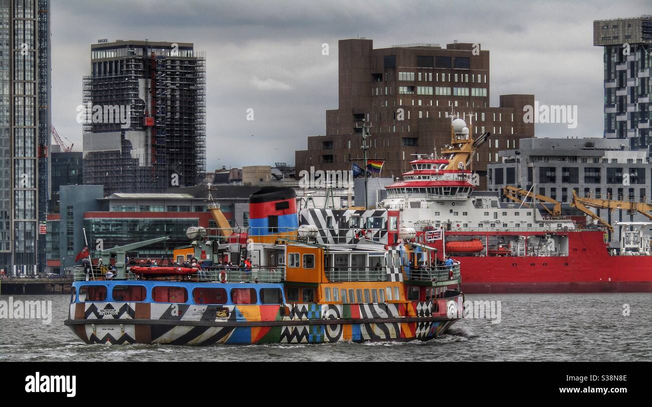 Sir RRS David Attenborough a amarré au terminal de croisière de Liverpool Passé par Mersey Ferry - Image de stock capturée avec un smartphone