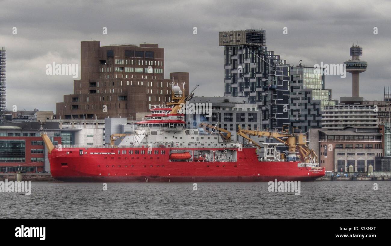 Sir RRS David Attenborough a amarré au terminal de croisière de Liverpool - Image de stock capturée avec un smartphone