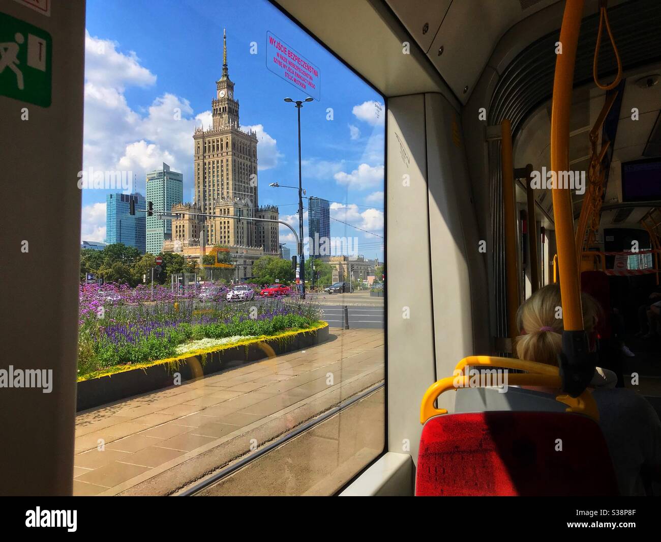 Varsovie Pologne la vue de l'emblématique Palais de la Culture vue depuis un tramway de la ville en été Banque D'Images