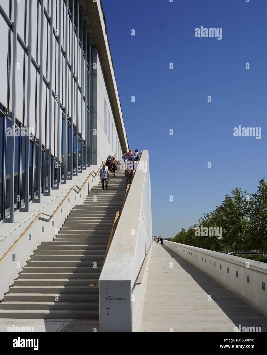 Centre culturel de la Fondation Stavros Niarchos à Faliro, Athènes, Grèce. Conçu par Renzo Piano, ce centre et parc comprend la nouvelle Bibliothèque nationale de Grèce et l'Opéra national grec. Banque D'Images