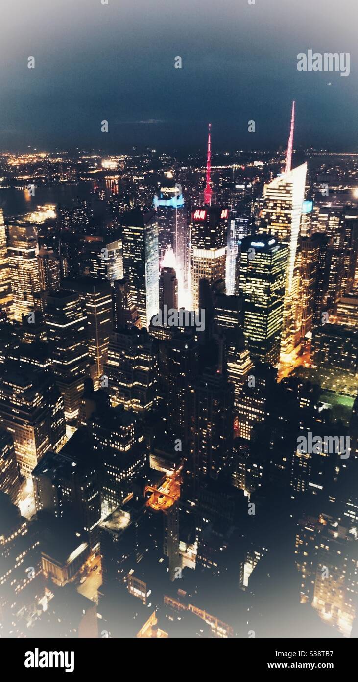 Une photographie de la ville de New York la nuit. - Image de stock capturée avec un smartphone