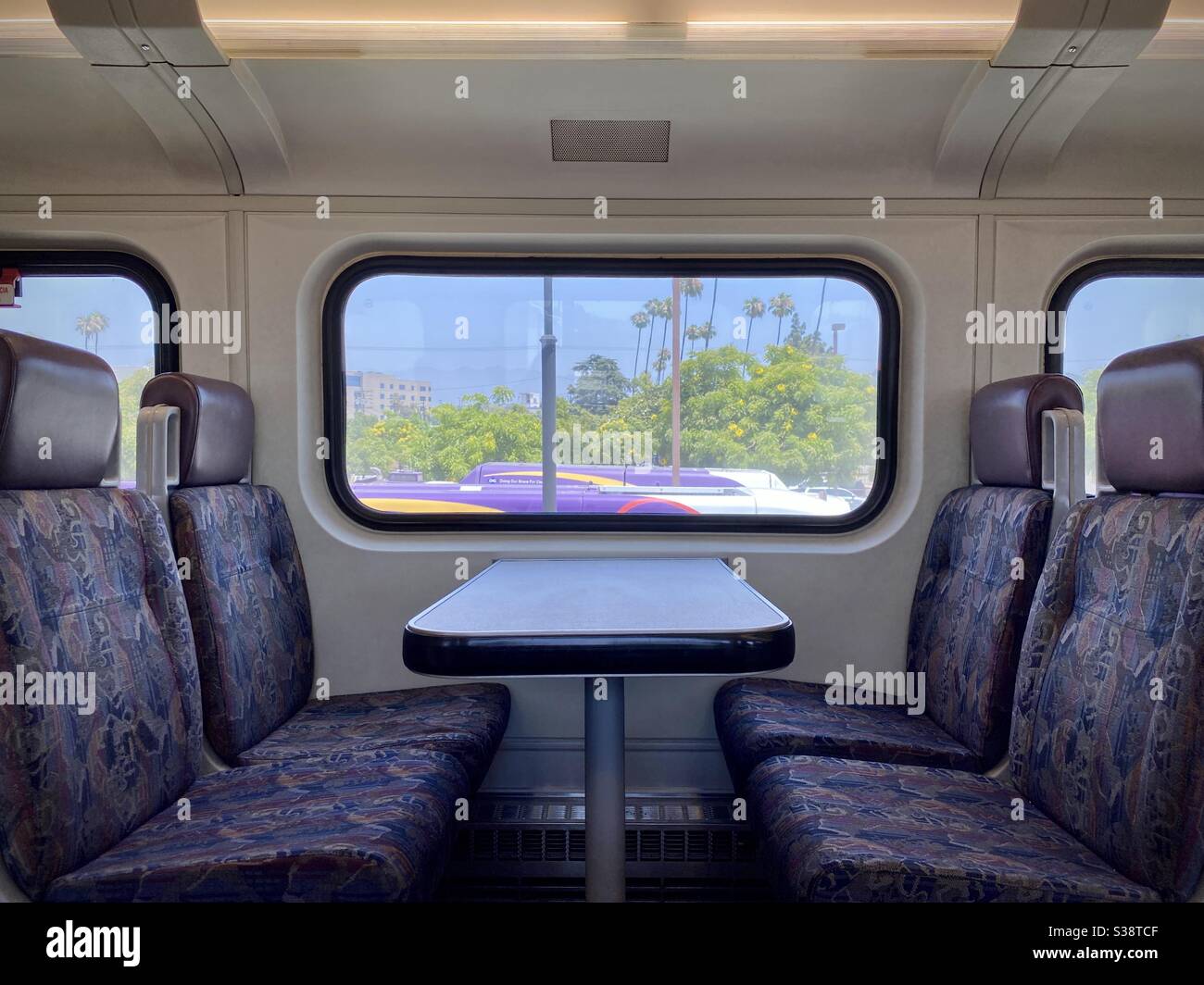 BURBANK, CA, JUN 2020: Vue latérale, intérieur du wagon Metrolink vide, système de train léger utilisé par les navetteurs dans le sud de la Californie. Partie supérieure du bus local visible à l'extérieur de la fenêtre Banque D'Images