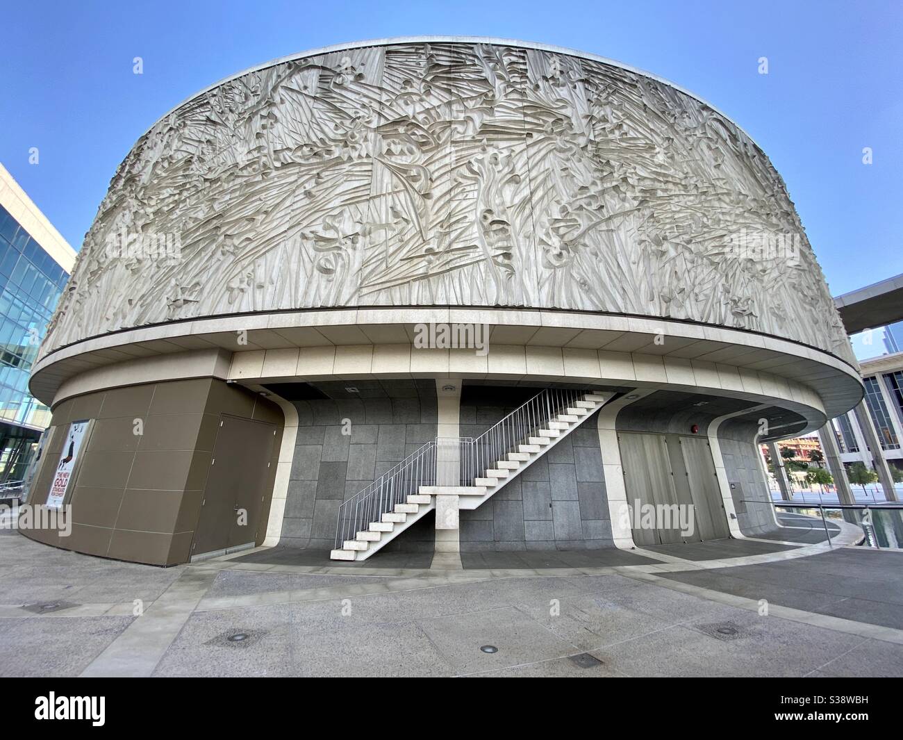 LOS ANGELES, CA, JUIN 2020 : vue grand angle, extérieur du Mark Taper Forum, théâtre rond distinctif, partie du Music Center dans le centre-ville - Image de stock capturée avec un smartphone
