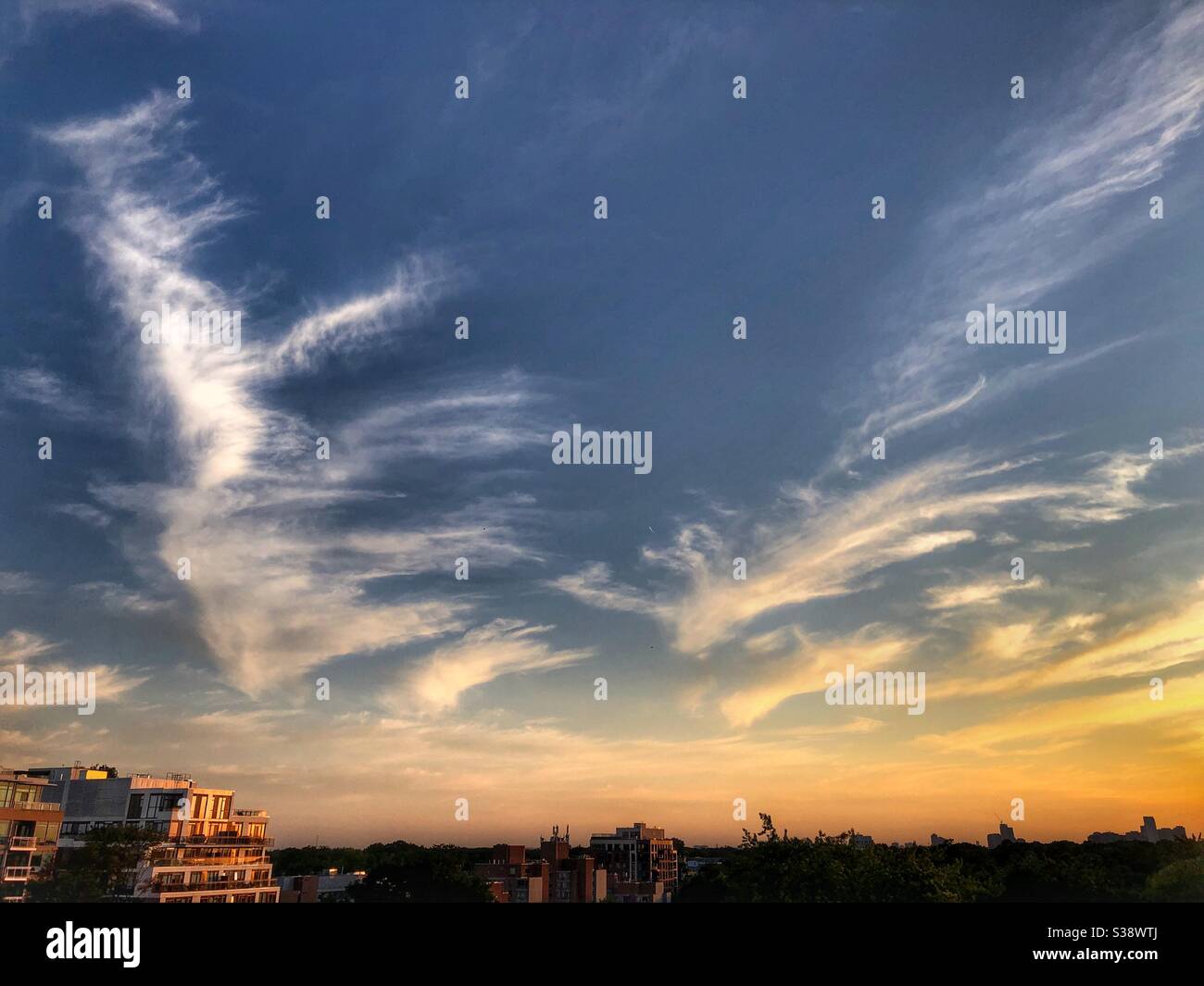 Ciel de coucher de soleil angélique. - Image de stock capturée avec un smartphone