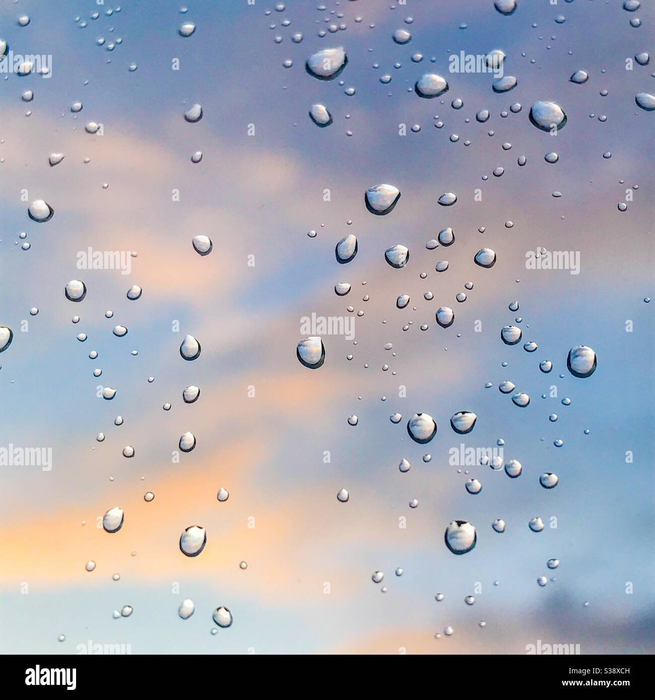 Les gouttelettes d'eau sur une fenêtre - Image de stock capturée avec un smartphone