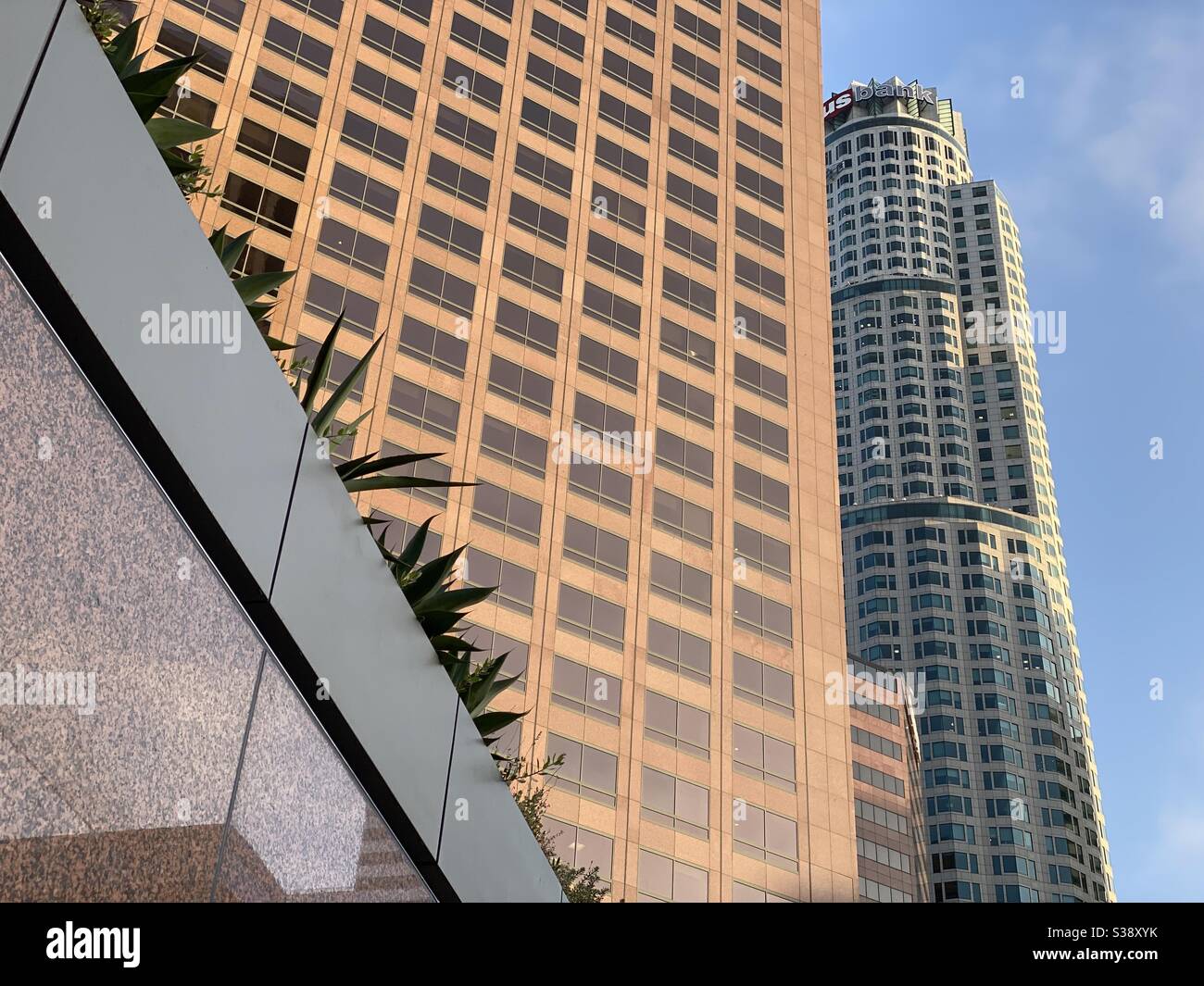 LOS ANGELES, CA, JUIN 2020 : coin de la tour au Wells Fargo Center dans le quartier financier du centre-ville. GRATTE-ciel DE LA US Bank Tower visible à côté avec ciel bleu derrière. - Image de stock capturée avec un smartphone