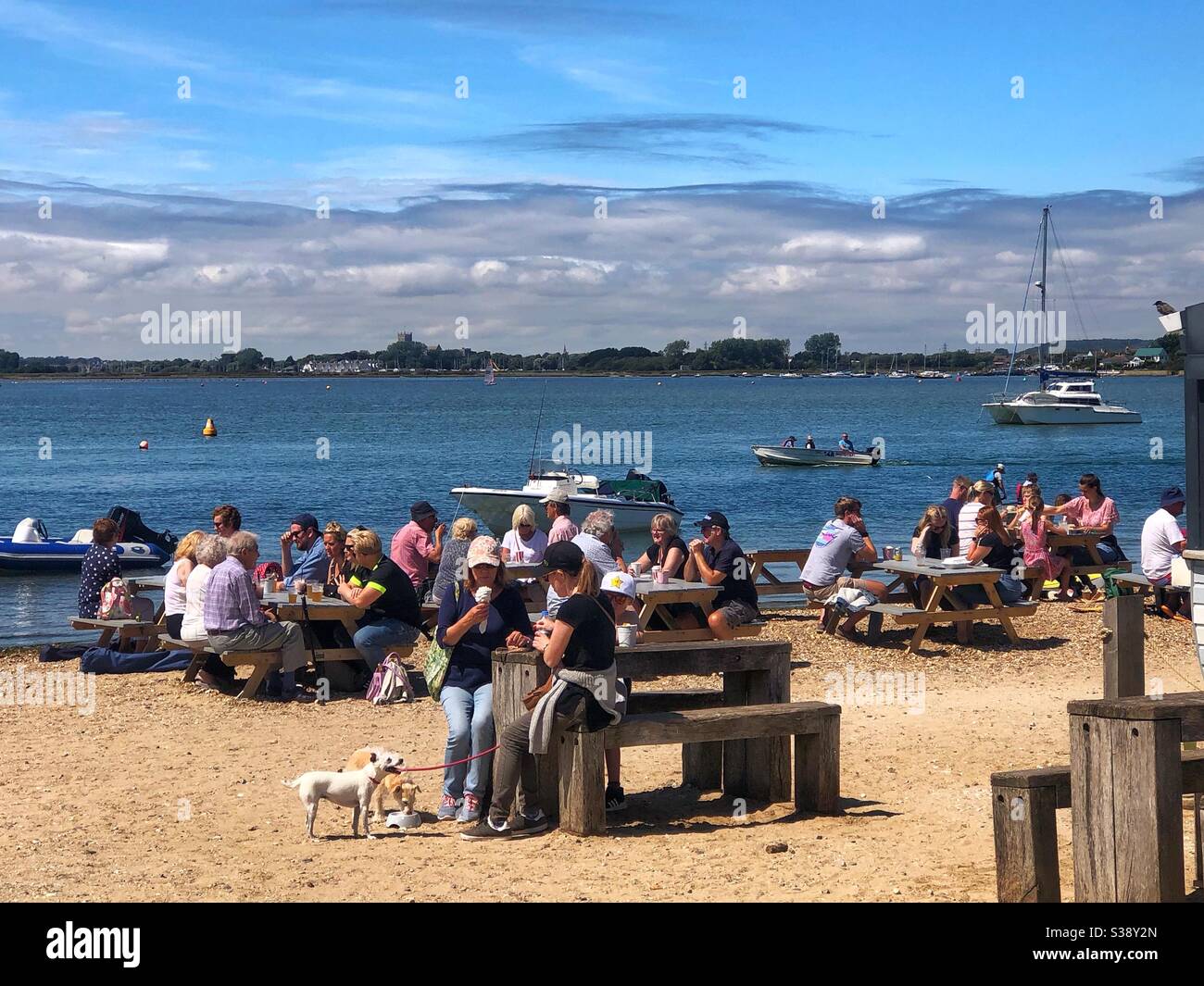 Visiteurs sur les bancs de sable de Mudeford à Dorset - Image de stock capturée avec un smartphone