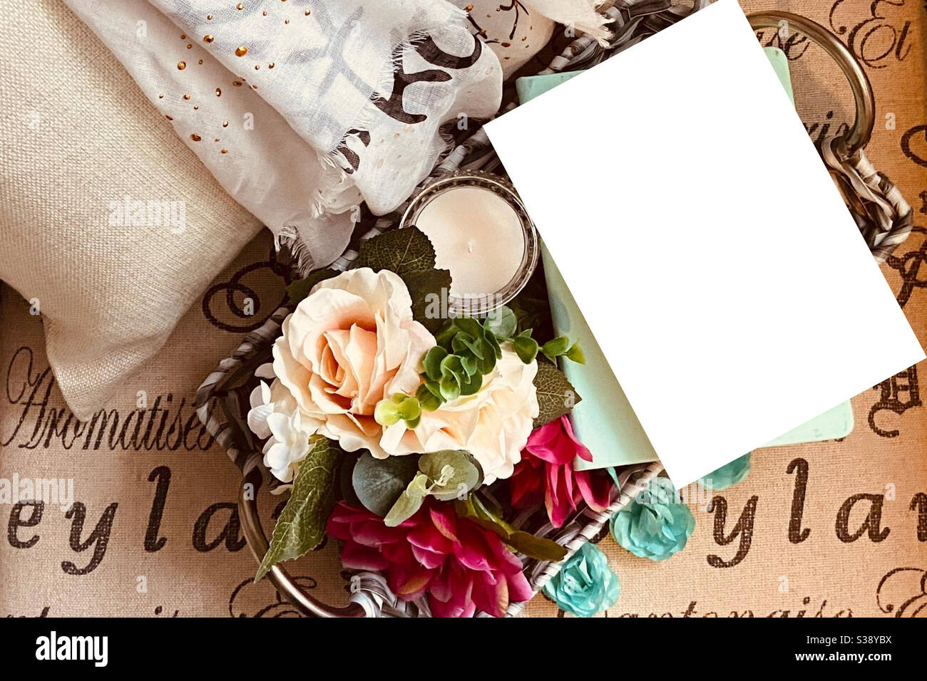 Couverture de livre vierge avec beau fond de fleurs, bougie, et panier. Banque D'Images