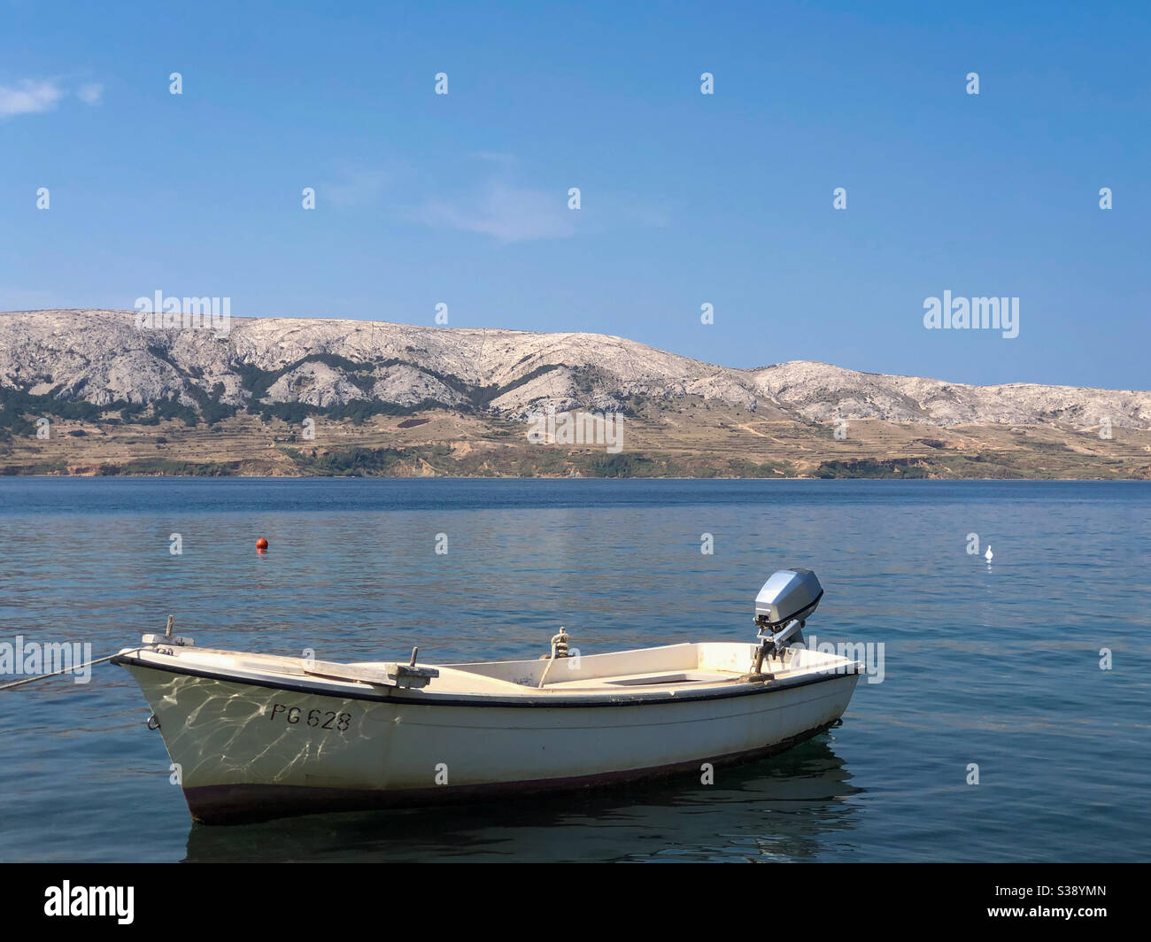Bateau amarré dans le port de Metajna, île de Pag, Dalmatie, Croatie Banque D'Images