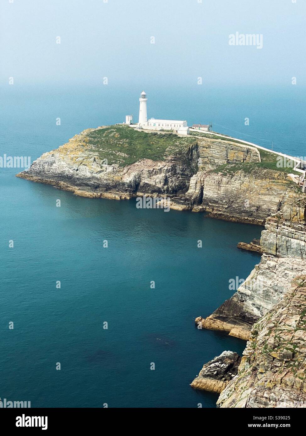 Phare de la pile sud, Holyhead, Anglesey, au nord du pays de galles, un jour d'août brumeux, composition de portrait à partir de l'angle latéral Banque D'Images