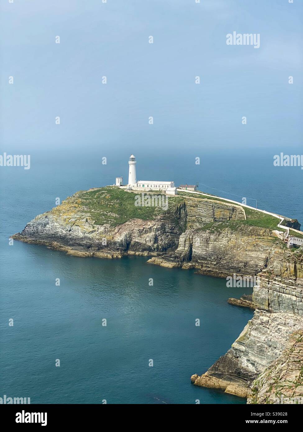 Phare de la pile sud, Holyhead, Anglesey, nord du pays de galles, composition de portraits, espace de texte au-dessus Banque D'Images