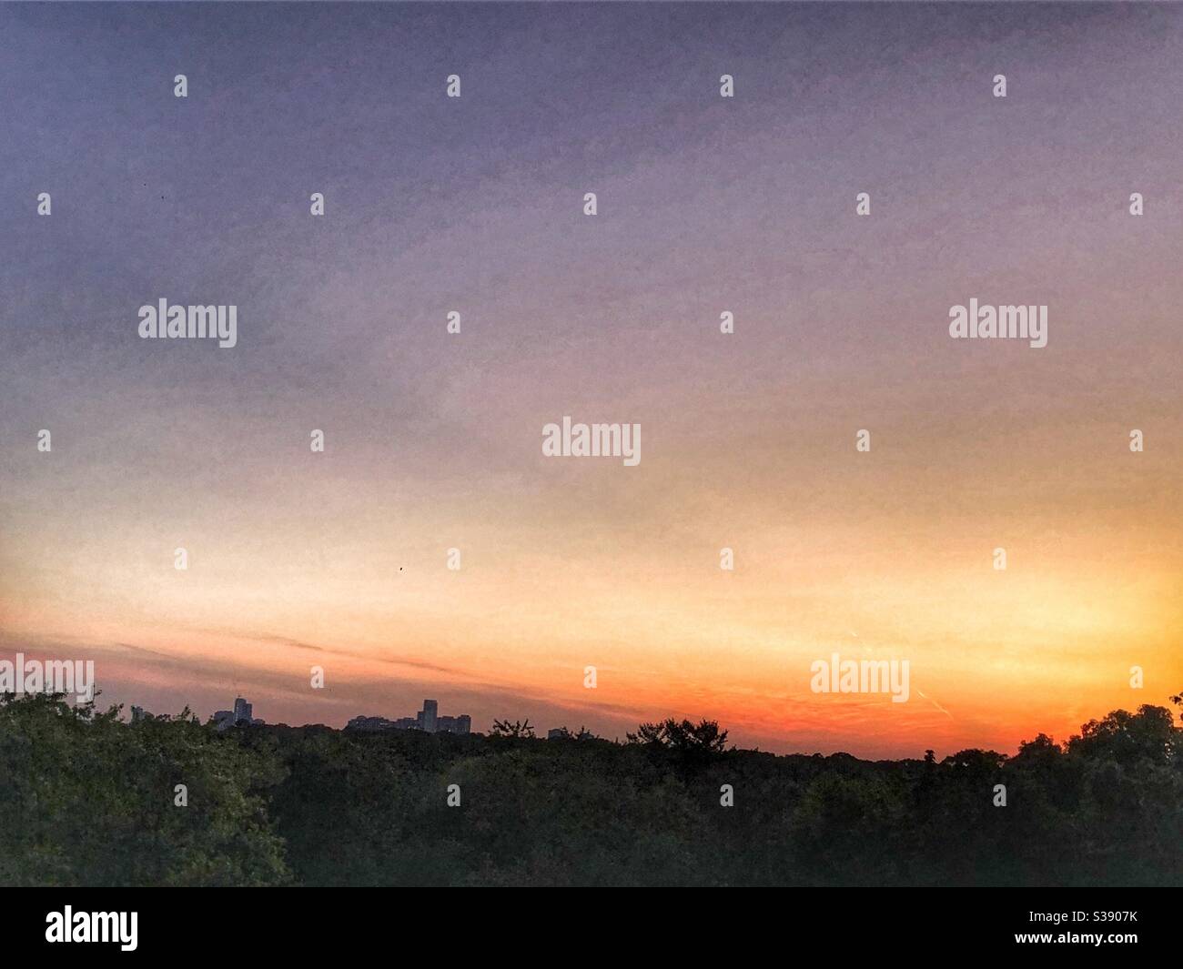 Un ciel romantique au coucher du soleil. - Image de stock capturée avec un smartphone