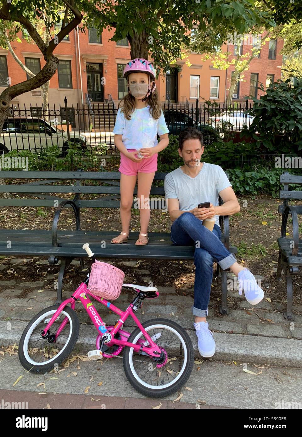 Père et fille dans le parc à Brooklyn New York pendant le coronavirus 2020, modèle libéré. - Image de stock capturée avec un smartphone