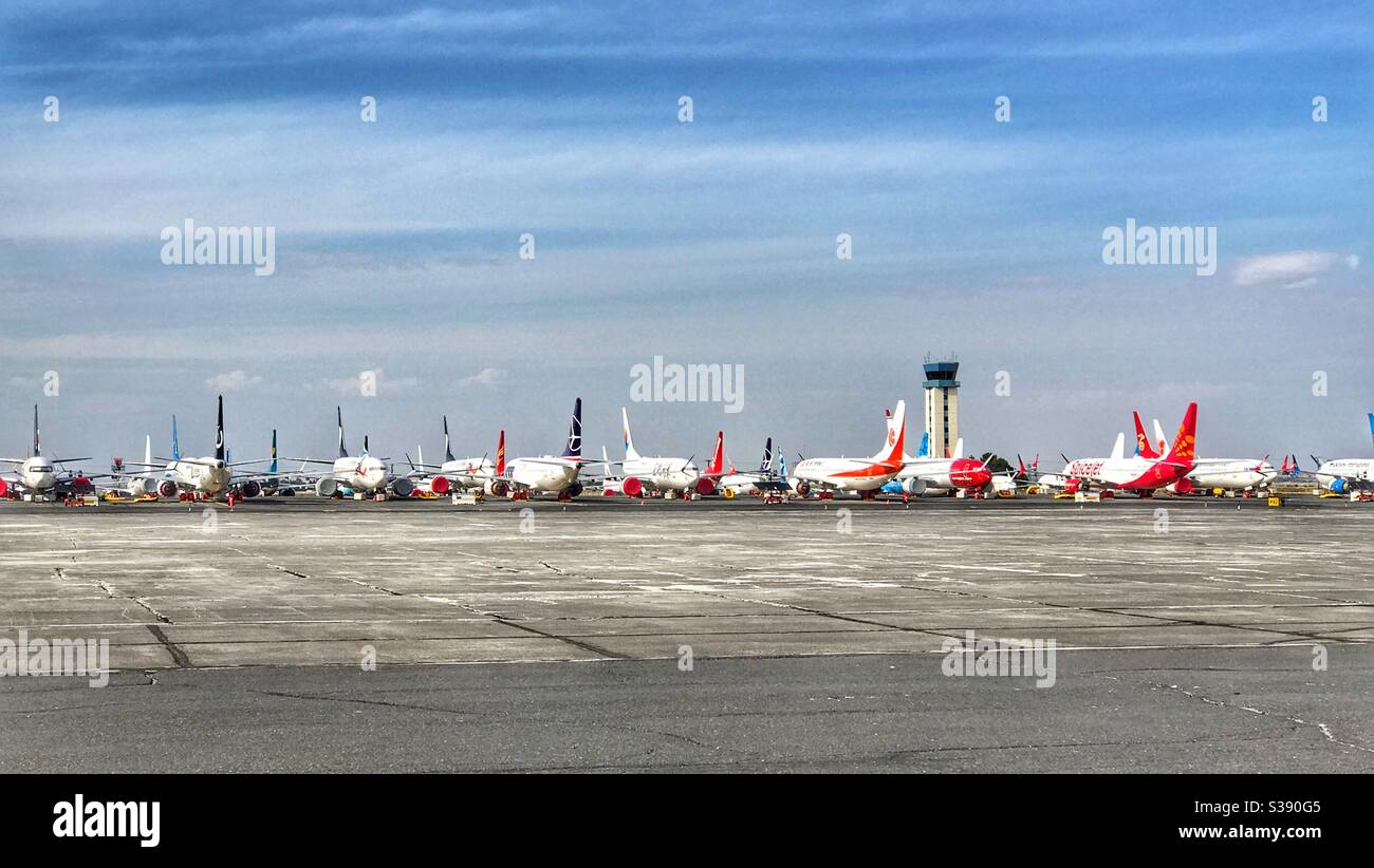 Le Boeing 737 est inactif à l’aéroport de Moses Lake, Washington, Etats-Unis. - Image de stock capturée avec un smartphone