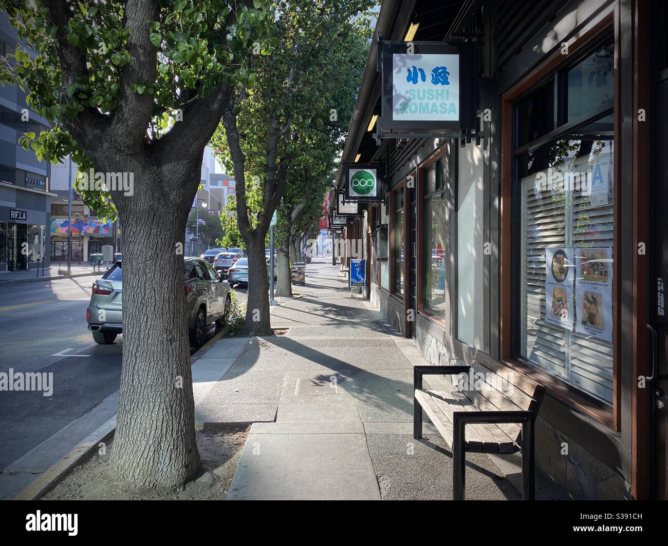 LOS ANGELES, CA, JUIN 2020 : vue sur la rue bordée d'arbres à Little Tokyo, centre-ville, en fin d'après-midi Banque D'Images