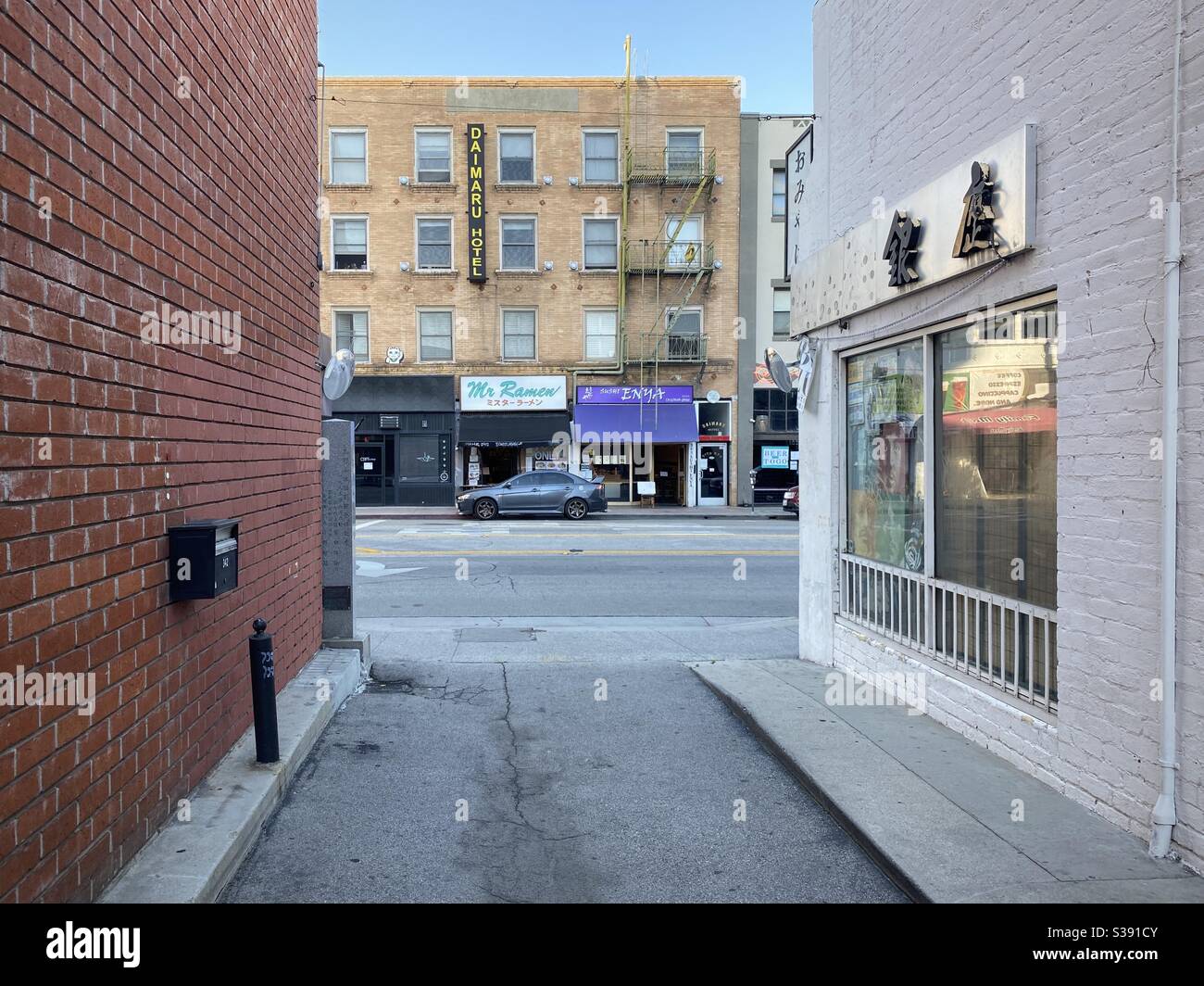 LOS ANGELES, CA, JUIN 2020 : vue sur les magasins et un hôtel depuis l'allée de Little Tokyo, centre-ville Banque D'Images