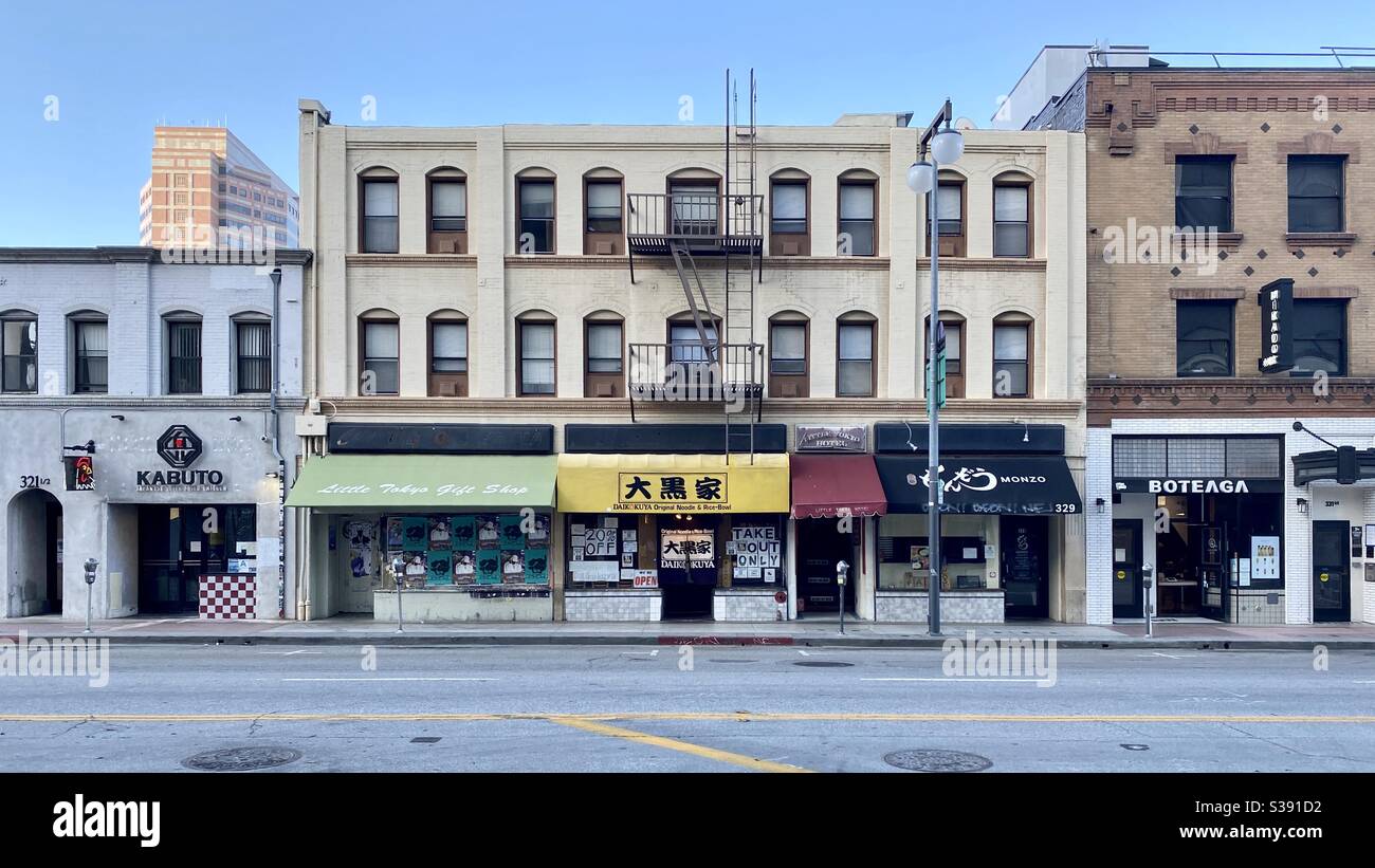 LOS ANGELES, CA, JUIN 2020 : bars à nouilles et autres détaillants japonais à Little Tokyo, au centre-ville Banque D'Images