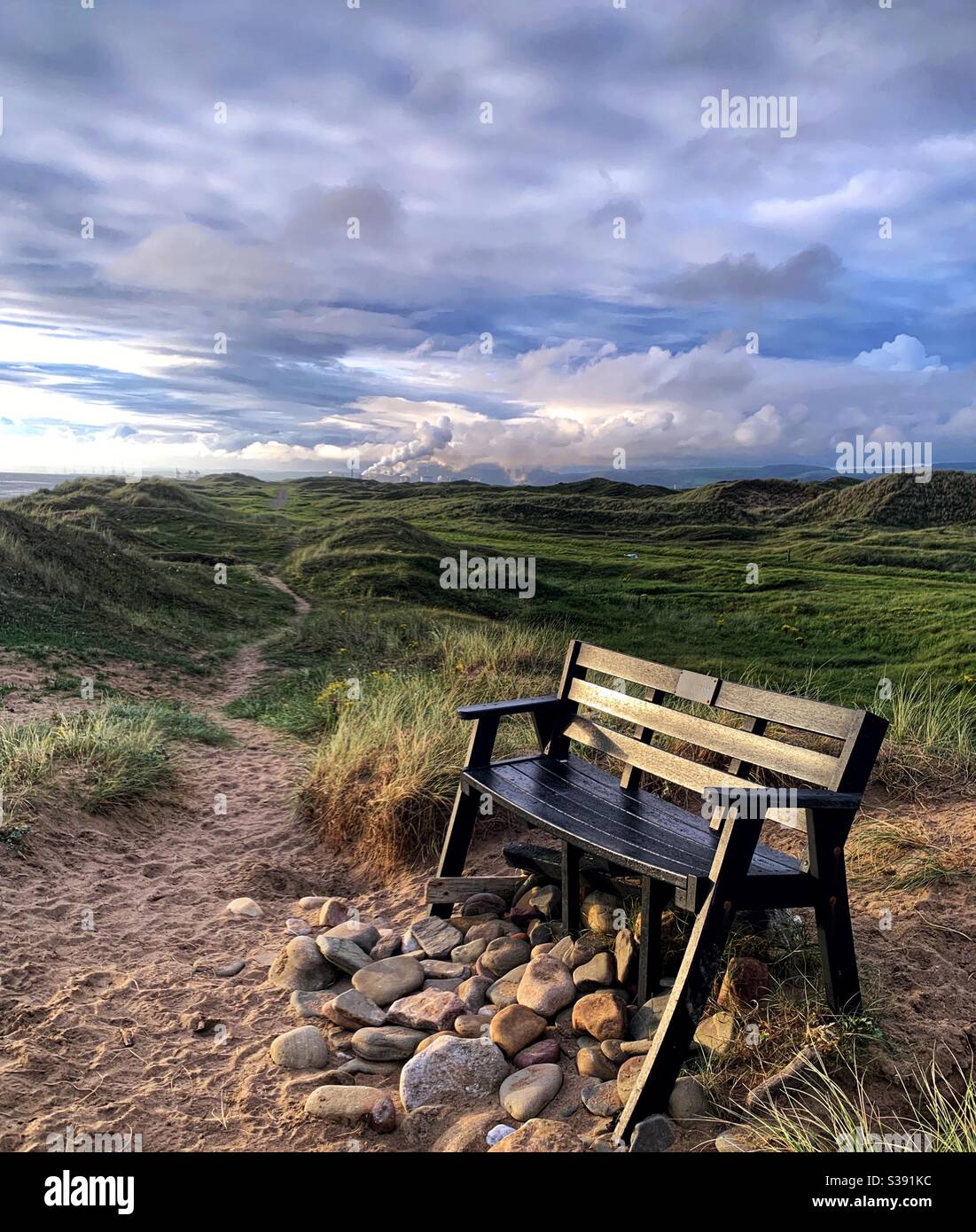 Banc en bois donnant sur la plage de sker dans la réserve naturelle de Kenfig Sud Pays de Galles Banque D'Images