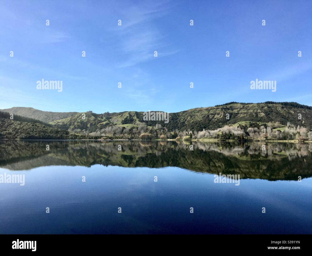 Miroir de lac réfléchissant - Image de stock capturée avec un smartphone