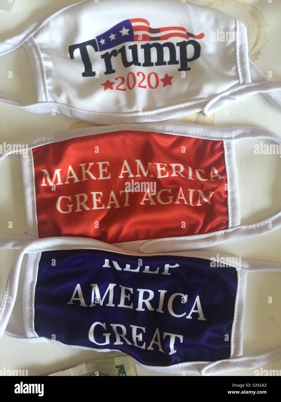 Masques de visage annonçant Trump pour président et ses slogans, 2020, USA Banque D'Images
