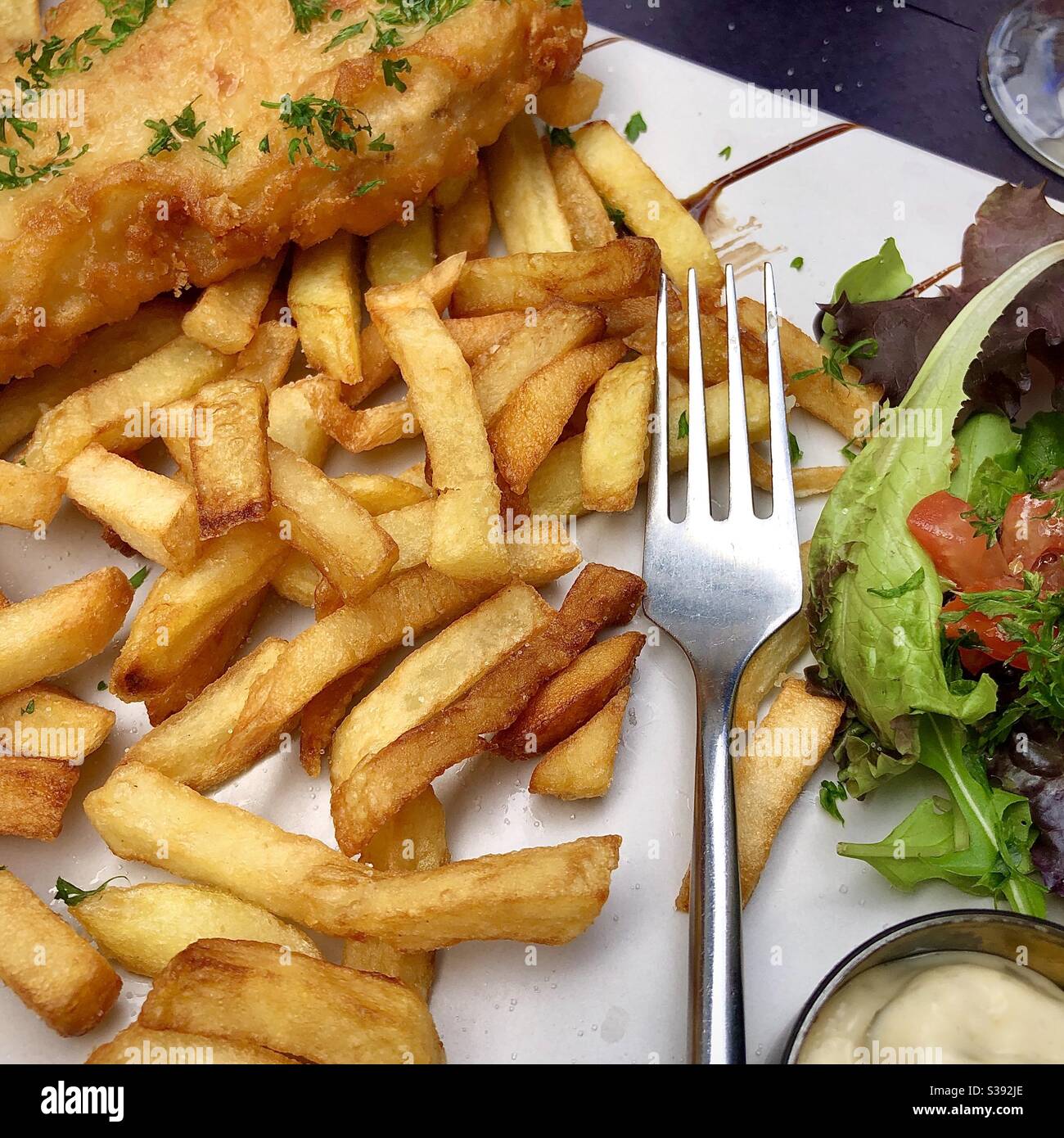 À mi-chemin à travers une assiette de poisson et de frites. Banque D'Images