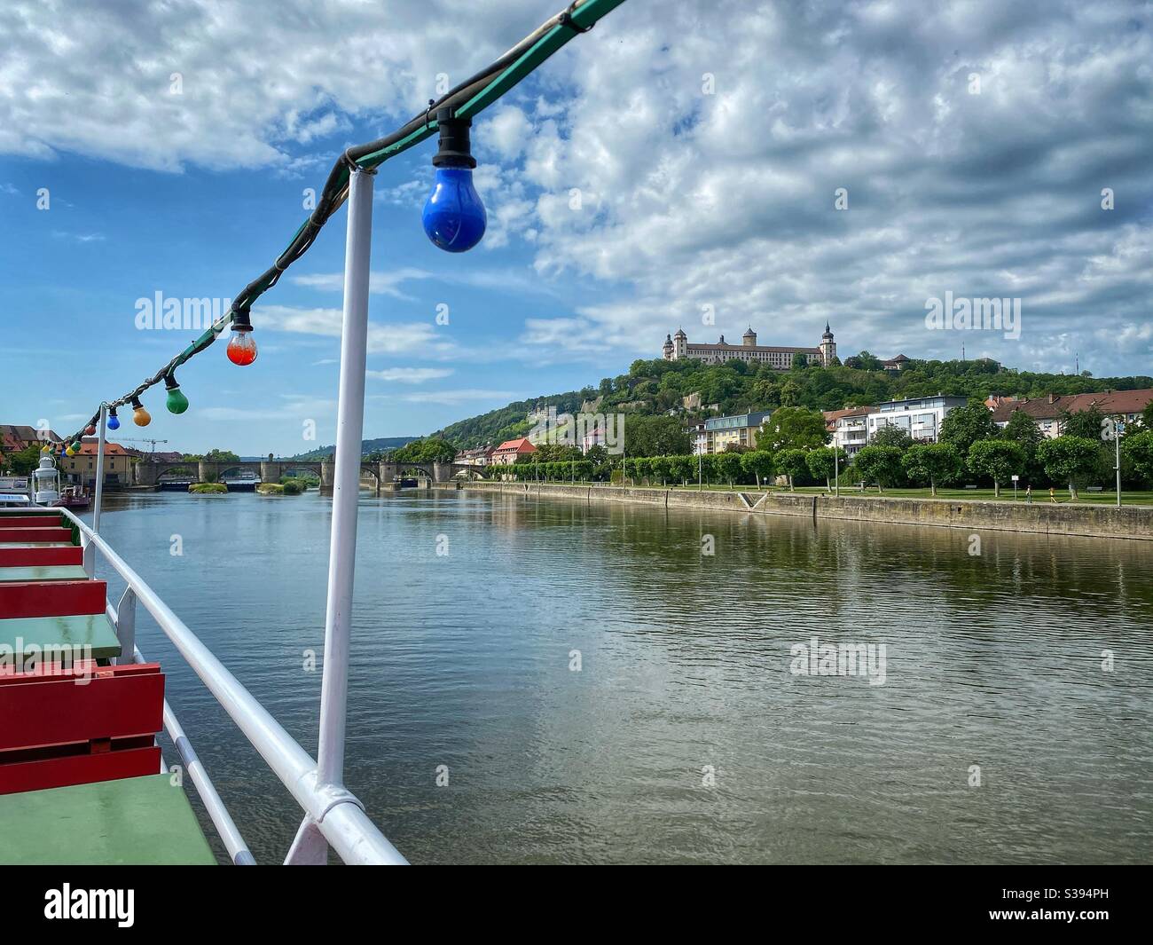 Vue en bateau sur la rivière main, la forteresse de Marienberg et l'ancien pont principal de Würzburg. Banque D'Images