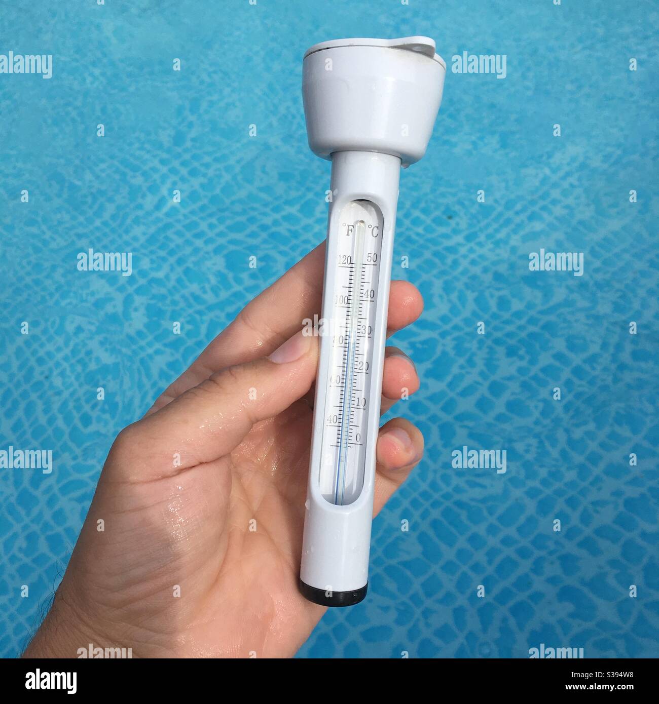 Thermomètre de piscine à 31 degrés - Image de stock capturée avec un smartphone
