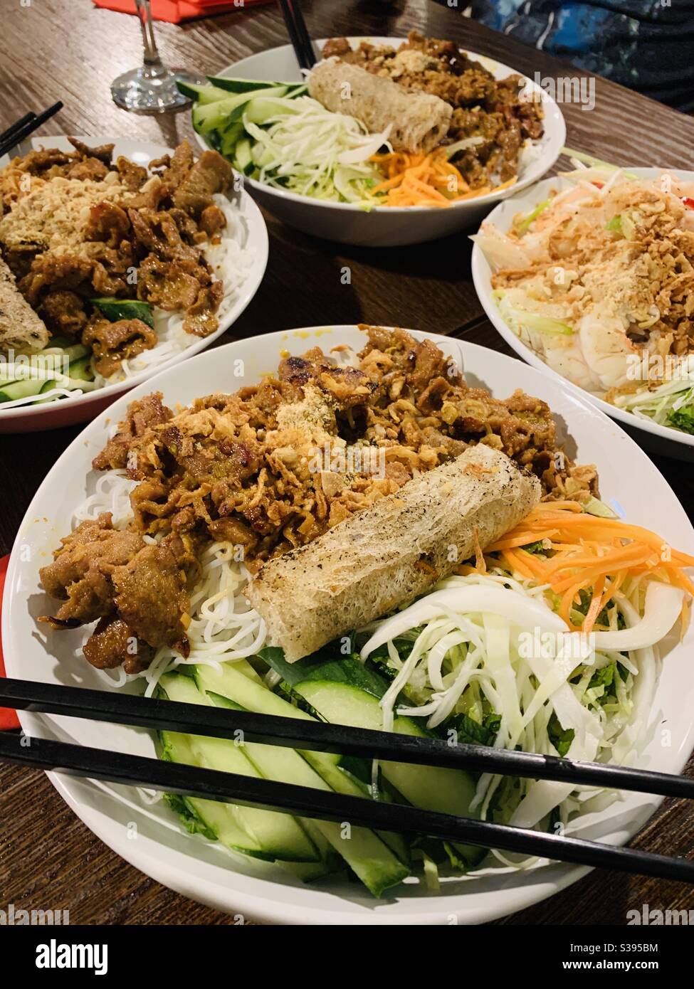 4!assiettes de plat de porc grillé vietnamien Bun Cha avec vermicelles Banque D'Images