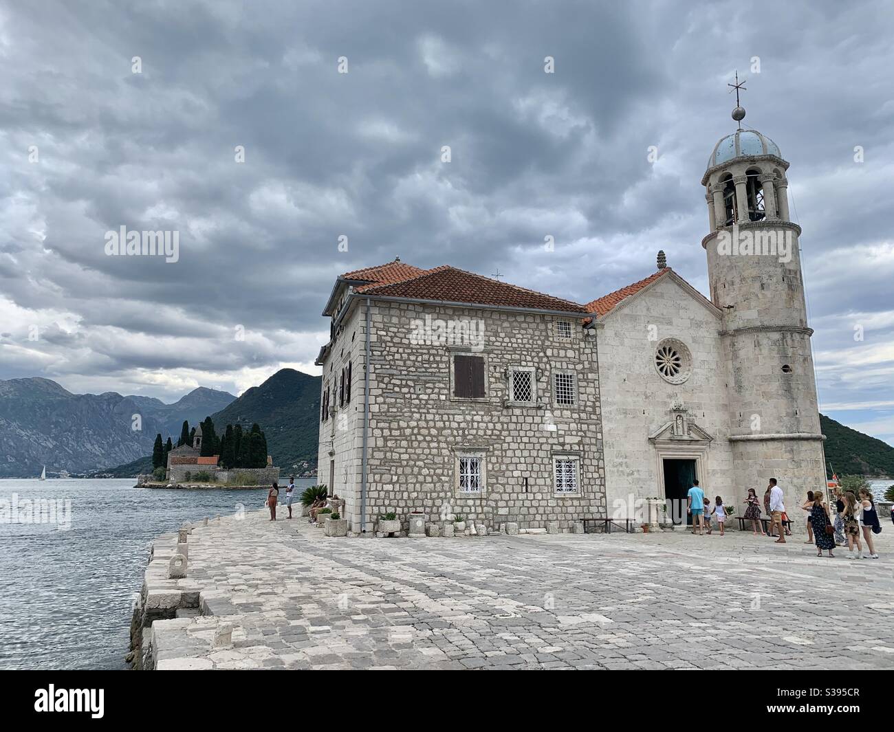 Notre dame de l'église des rochers sur l'homme a fait l'îlot Au Monténégro Banque D'Images