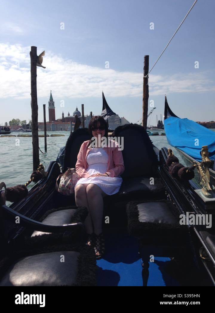 Fille dans une gondole à Venise. 17 mai 2017. - Image de stock capturée avec un smartphone