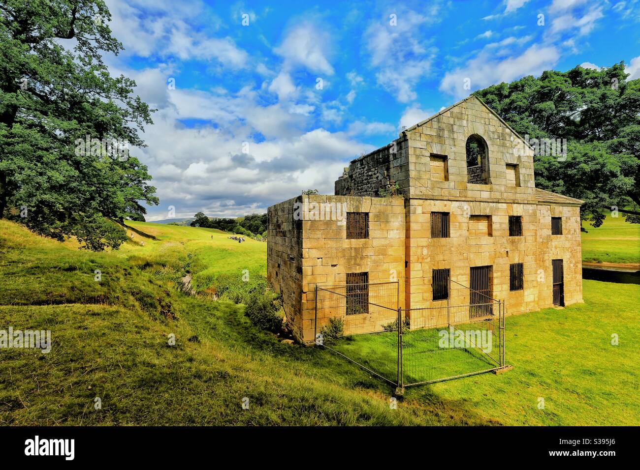 Église avec le domaine Derbyshire Banque D'Images