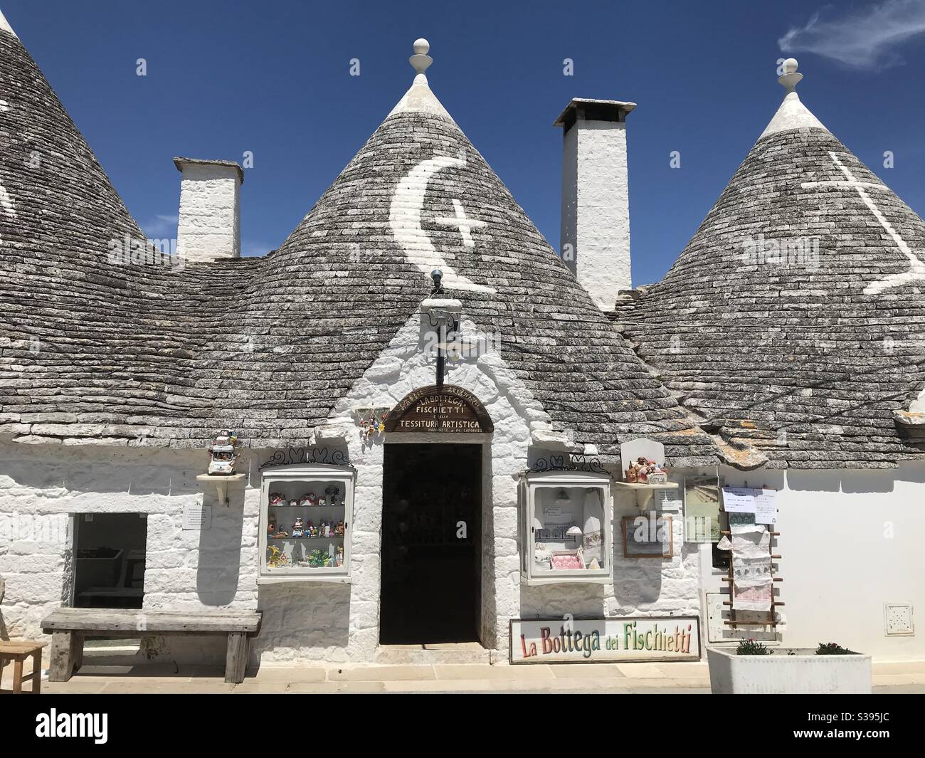 Boutique Trulli à Alberobello, Puglia, Italie. Mai 2019. - Image de stock capturée avec un smartphone
